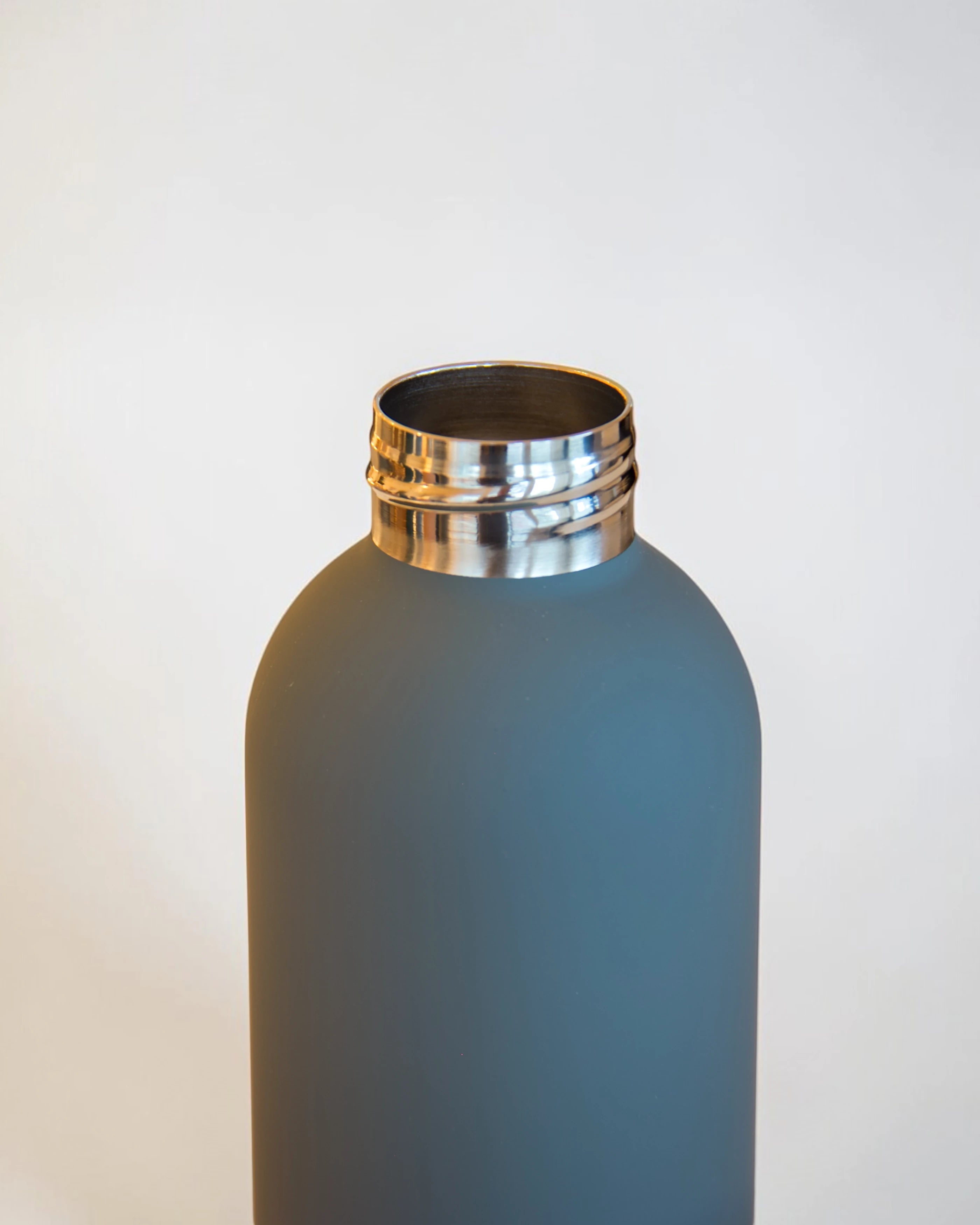 Ecohub NZ Palette Insulated Water Bottle (500ml) Slate Grey - matte and steel - close-up showing stainless steel threads