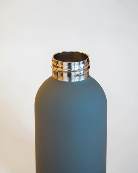 Ecohub NZ Palette Insulated Water Bottle (500ml) Slate Grey - matte and steel - close-up showing stainless steel threads